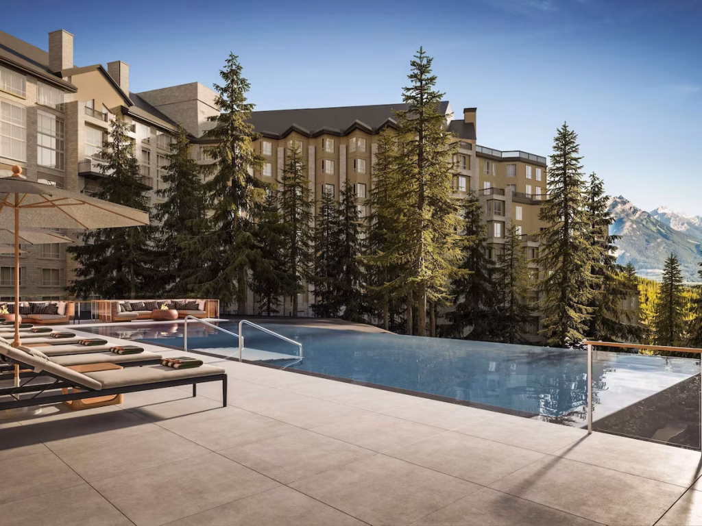 The Rimrock Resort Hotel w górskim krajobrazie Banff