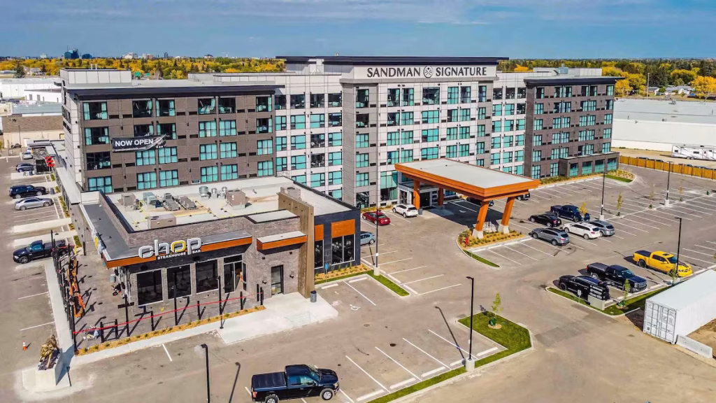 Sandman Signature Saskatoon South Hotel z nowoczesną fasadą