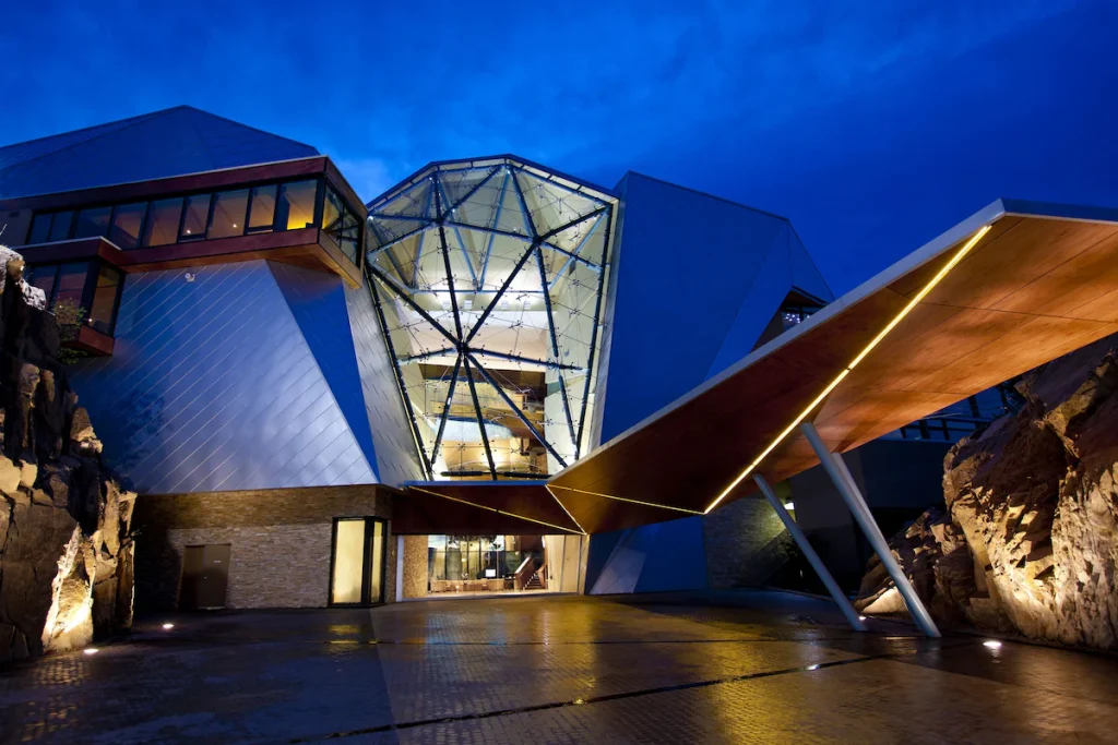 Sparkling Hill Resort z widokiem na jezioro